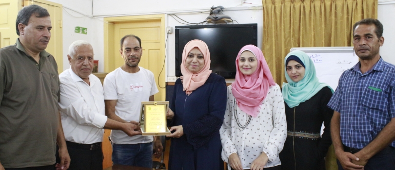 جمعية أصدقاء القلوب الرحيمة تقدم درع شكر وتقدير "لعايشة"