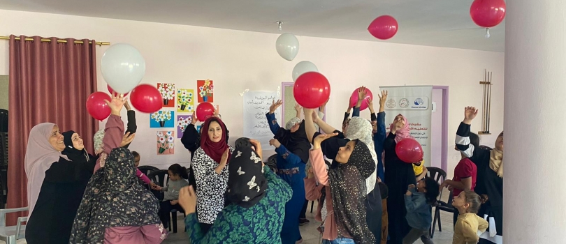 عايشة تنفذ جلسات علاج باللعب لأهالي وأطفال مخيم الشاطئ